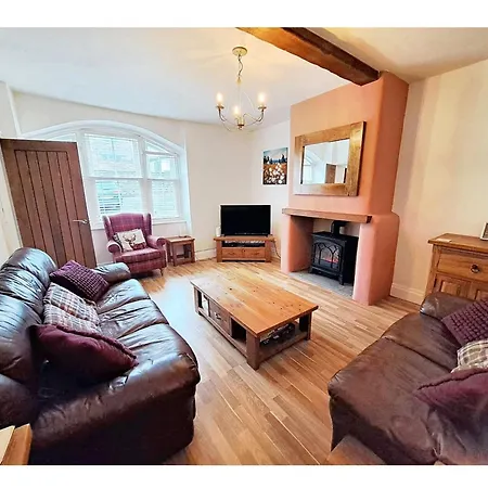 Cosy 17th Century Traditional *